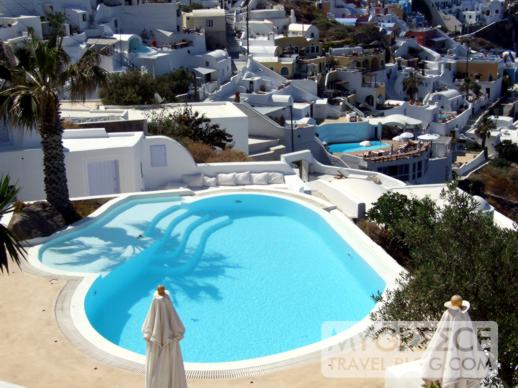 swimming pool in Firostefani Santorini 