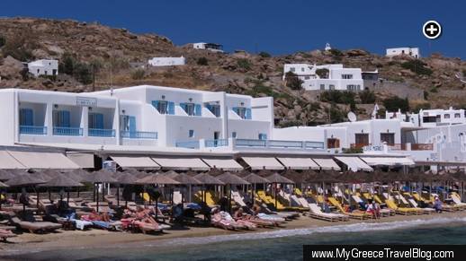 The Viva Mare restaurant is situated in the Hotel Kosmoplatz at Platis Gialos beach