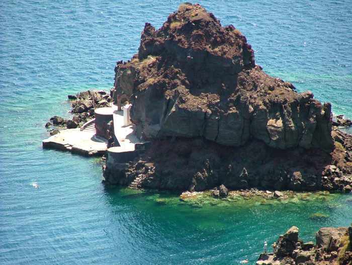 Agios Nikolaos island near Amoudi Bay 