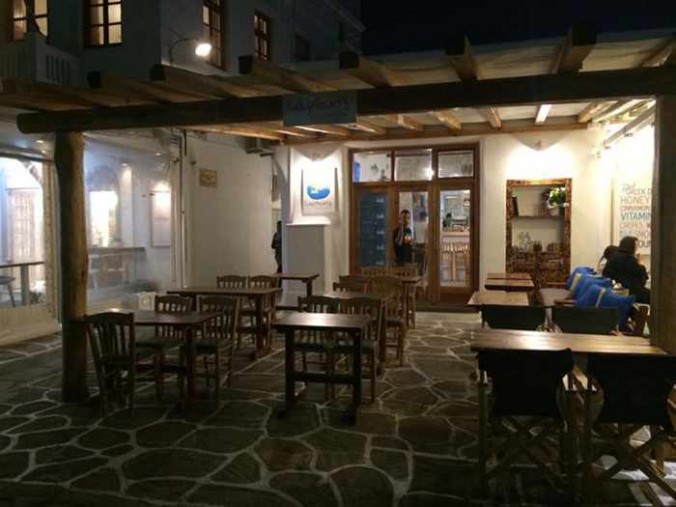 Captain's restaurant Mykonos photo from its Facebook page