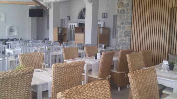 Yefsi restaurant at Platis Gialos Mykonos image from its Facebook page