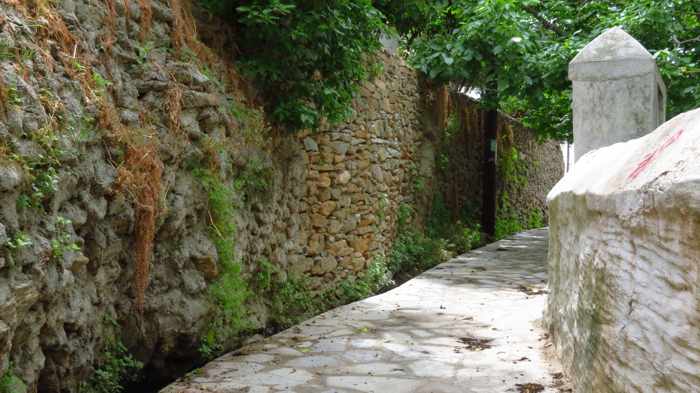 footpath in Stenies village