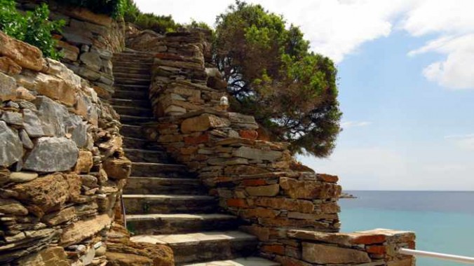 steps to Delavoyia beach