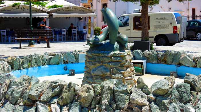 fountain near Epineio restaurant on Tinos