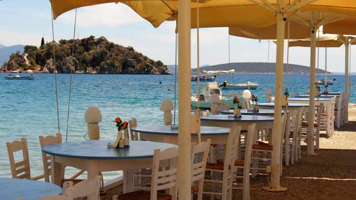 a restaurant at Tolo beach