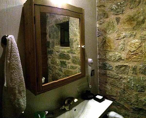 Messana Hotel bathroom