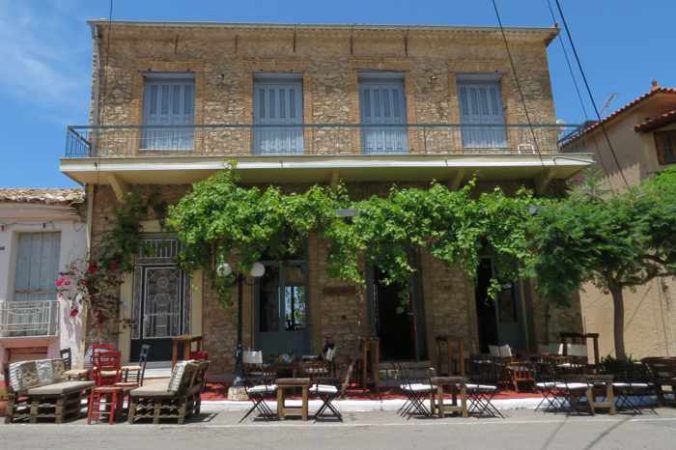 Algorithmos Cafe Bar in Kyparissia