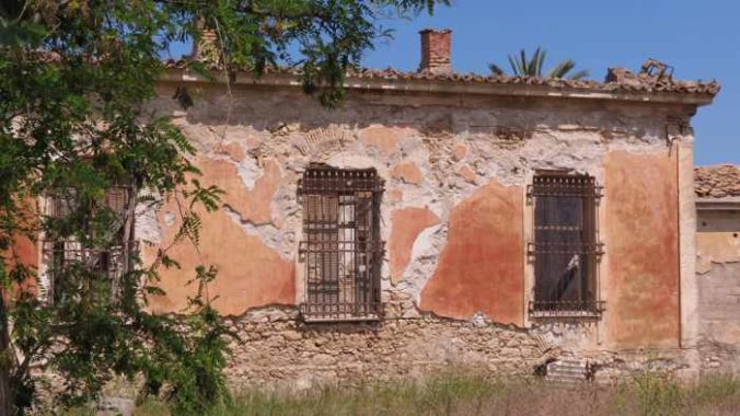 a rustic old building in Kyparissia