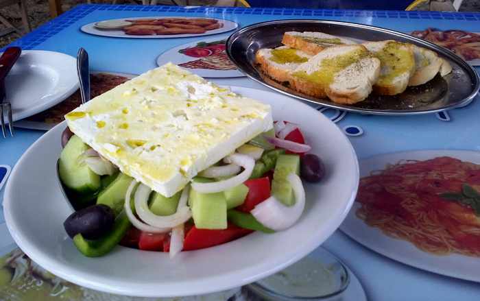 Greece, Greek islands, Cyclades, Siros, Syros, Syros island, Kini Bay, Kini, Kini Bay on Syros, bar, restaurant, cafe, taverna, beach bar, beach taverna, Mageiro Istories, Mageiro Istories Syros, Mageiro Istories Kini Bay Syros, Greek food, food, salad, Greek salad, 