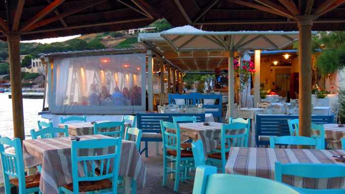 Greece, Greek islands, Cyclades, Siros, Syros, Syros island, Kini Bay, Kini, Kini Bay on Syros, bar, restaurant, cafe, taverna, Dyo Tzitzikia Sta Armyrikia, Dyo Tzitzikia Sta Armyrikia taverna Syros, Dyo Tzitzikia Sta Armyrikia taverna Kini Bay Syros, Allou Yialou, Allou Yialou restaurant Syros, patio, veranda, terrace, 