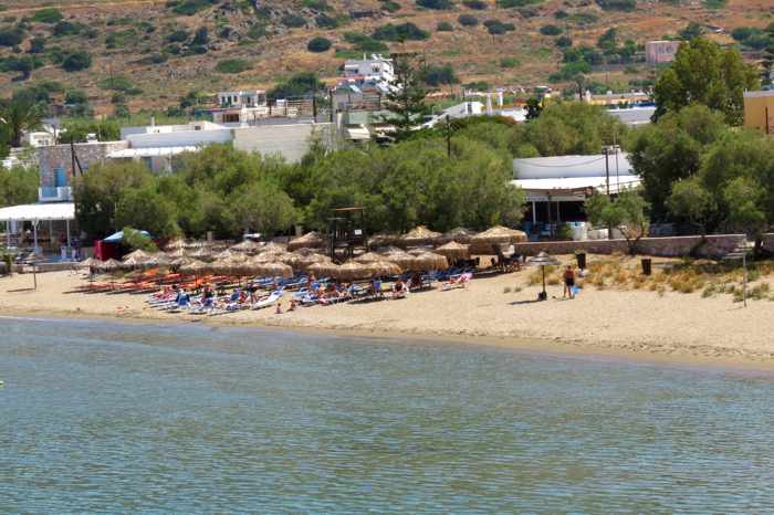 Greece, Greek islands, Cyclades, Siros, Syros, Syros island, Kini Bay, Kini, Kini Bay on Syros, bar, restaurant, cafe, taverna, beach bar, beach taverna, Mageiro Istories, Mageiro Istories Syros, Mageiro Istories Kini Bay Syros, Kini beach, beach, organized beach, 