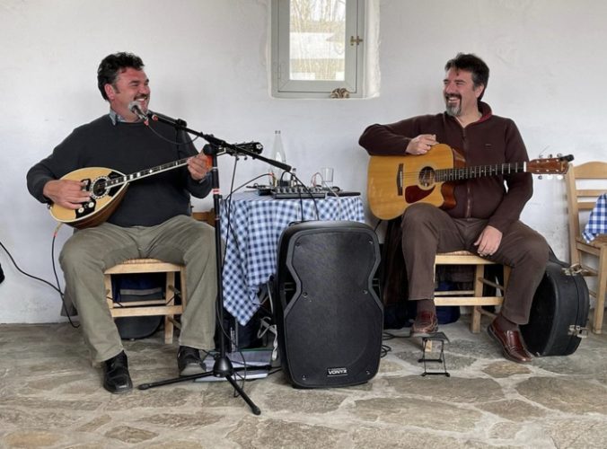 Live music entertainment at Rizes Folklore Farmstead on Mykonos