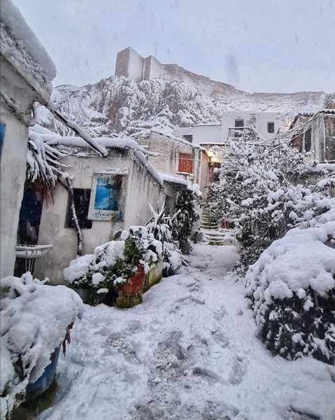 @slavmk23 photo of snow on Anafiotika in Athens