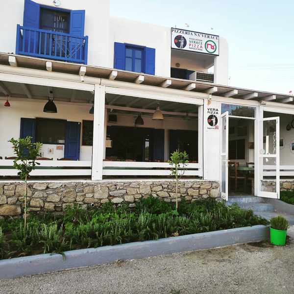 Street view of Na' Verace Pizza restaurant on Mykonos