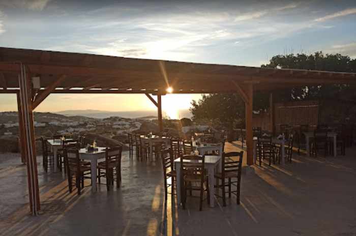 The outdoor patio at To Karteri Ouzomezedopoleio on Mykonos